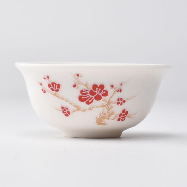 色彩が鮮やかな梅の花の図案の品茗杯です。