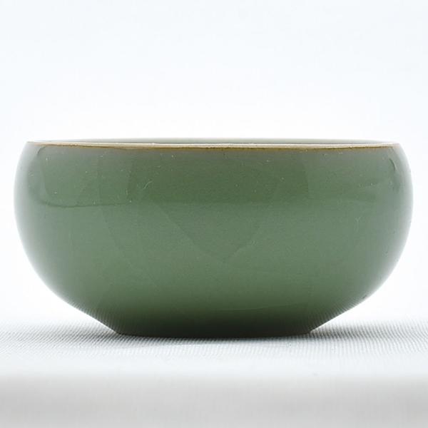 シンプルな形の哥窯梅子青の小さめ品茗杯です。