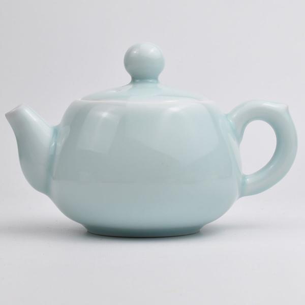 持ち手にちょっとした装飾のある丸みを帯びた青磁の茶壺。