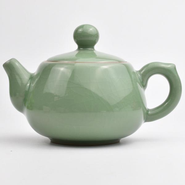 持ち手にちょっとした装飾のある丸みを帯びた青磁の茶壺。