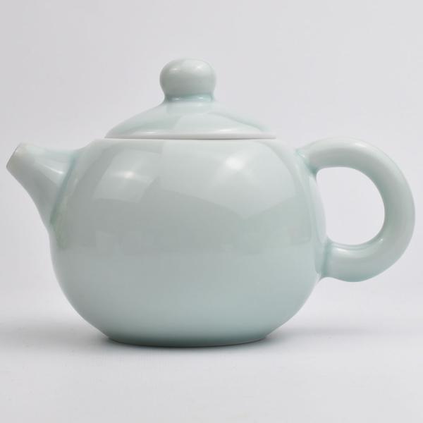 蓋のつまみが大きめで下に広がる丸みある青磁の茶壺。