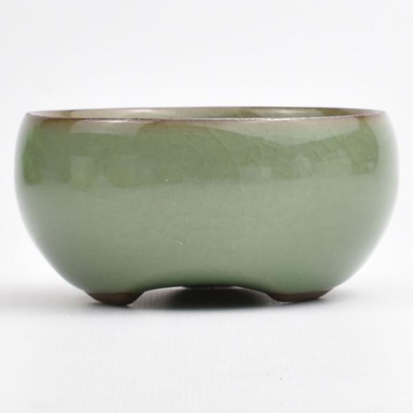 古代にはよく見られた三つ足がアクセントの茶杯。