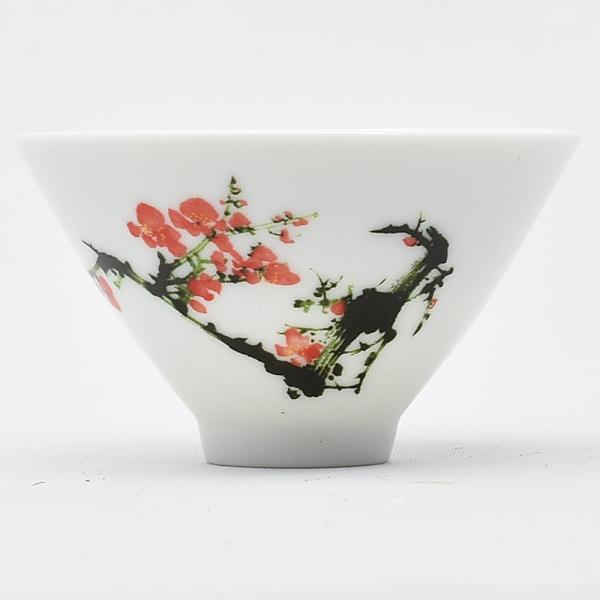 梅の花の図案、笠を逆さまにしたような形の杯です