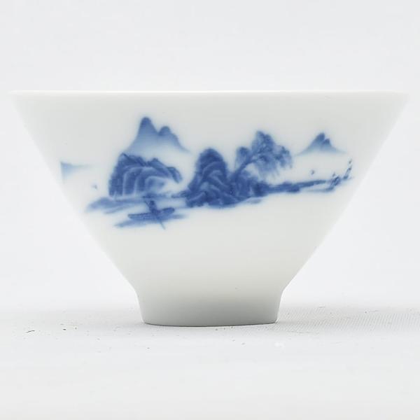 山水の図案の青花磁、笠を逆さまにしたような形の杯です