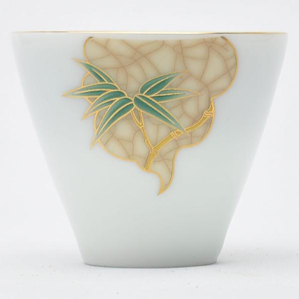 ごく薄い青みを帯びた竹の絵柄の描金茶杯です