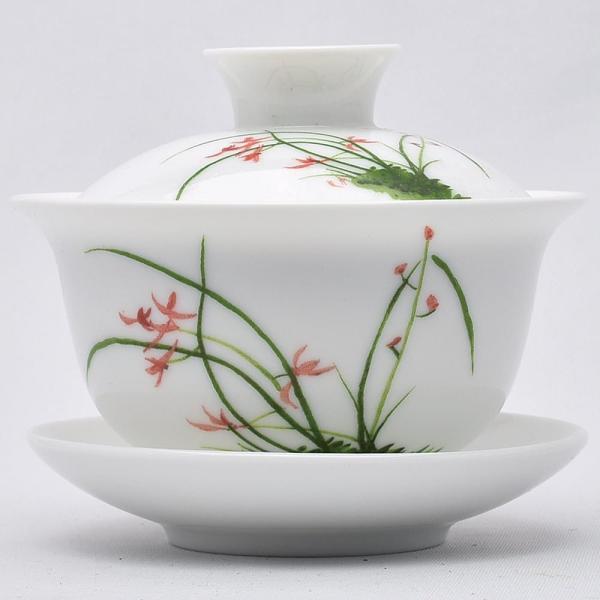 普段使いにも便利な、蘭の花の図柄の彩磁の蓋碗です