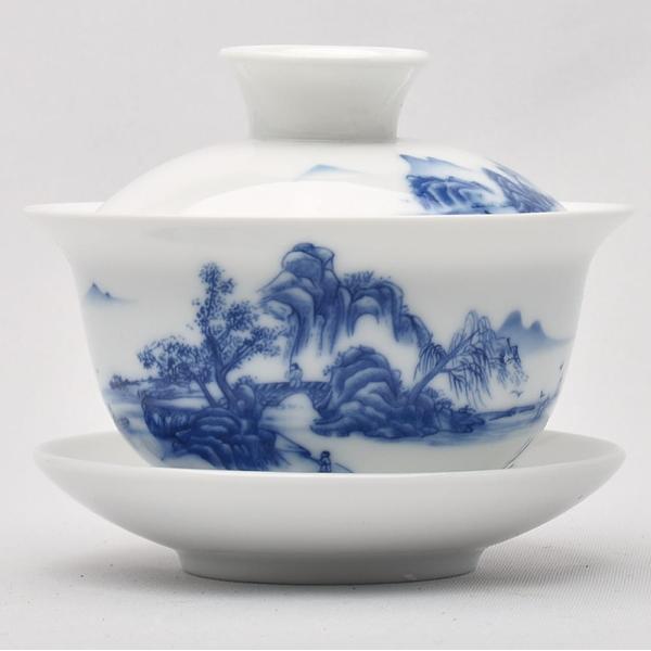 普段使いにも便利な、山水の図柄の青花の蓋碗です