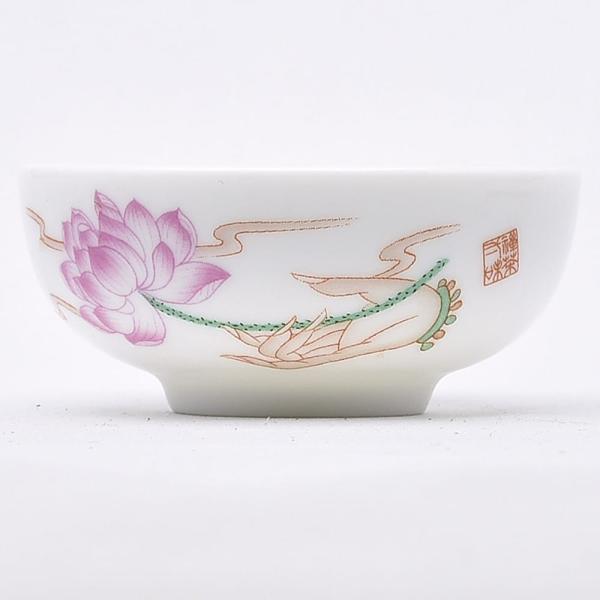 指でつまむ感じが良い幅広品茗杯。佛の手と蓮の花の図案