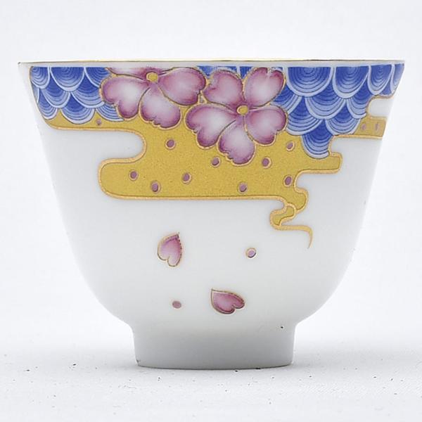 雲と花の様式化された図案、縁起の良い品茗杯です