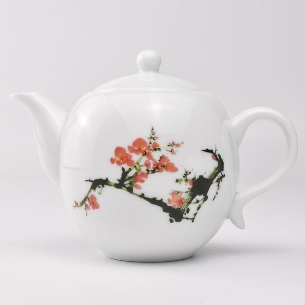 歳寒三友のひとつ梅の花の図柄の彩磁の茶壺です。