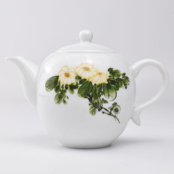 ひっそりと野に咲くといった趣きの菊の図案の茶壺。