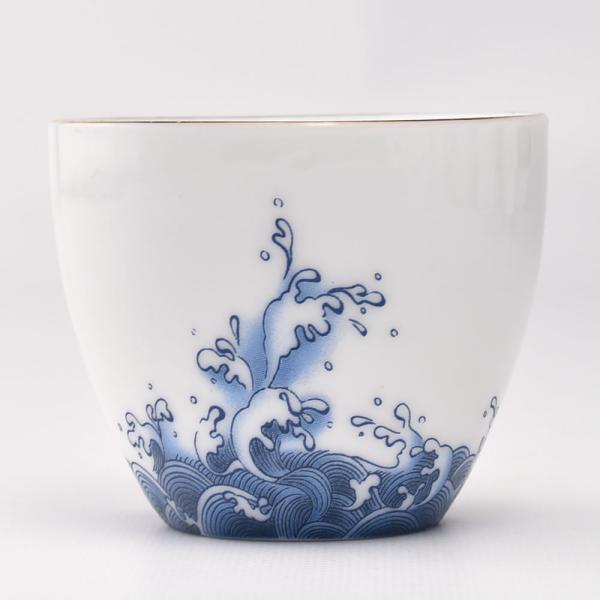 底部には波の図案、縁には金色を施した品茗杯。