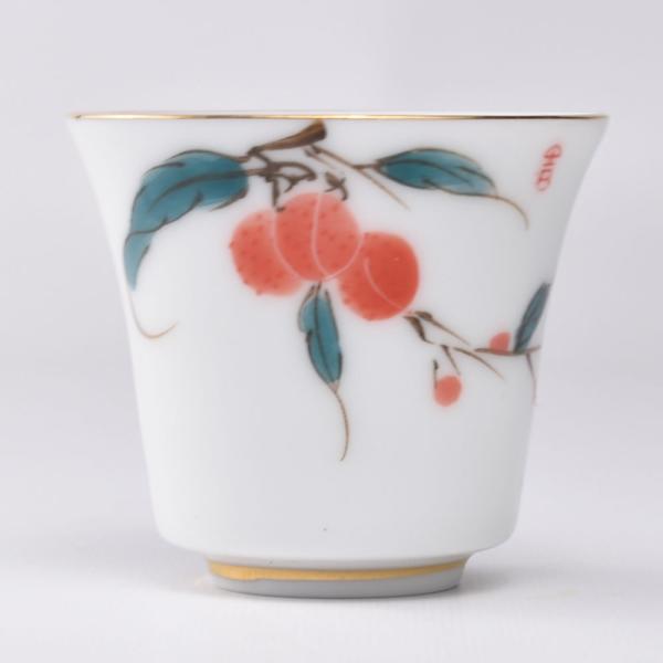 楊貴妃も愛したと言われるライチの図案が手描きされた金縁茶杯。