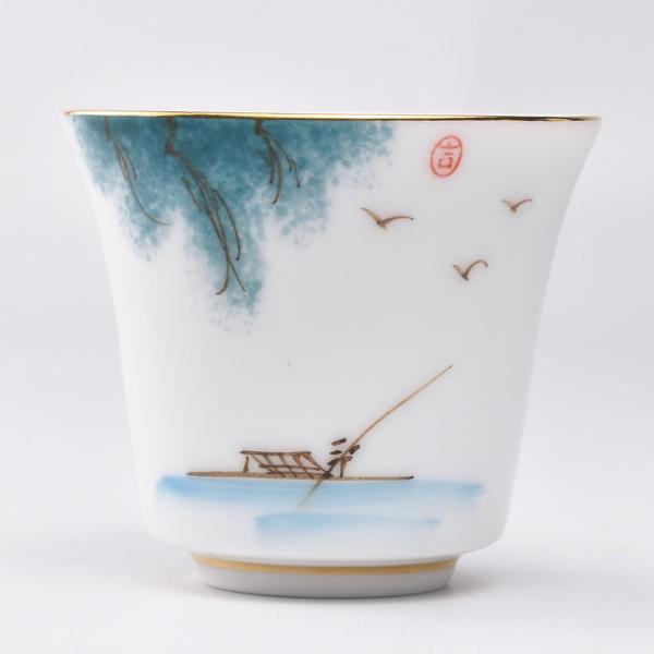 水面に舟をこぎ出す長閑ながら前途を感じさせる手描き金縁茶杯。