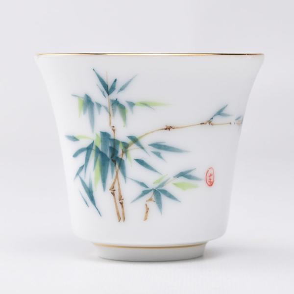 青々と生命力にあふれる竹の図案、手描きの金縁茶杯です。