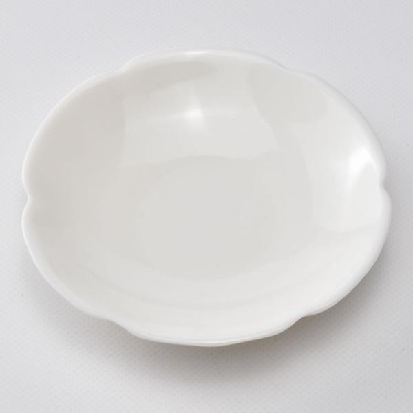 花びらの形をイメージした磁器の茶托。