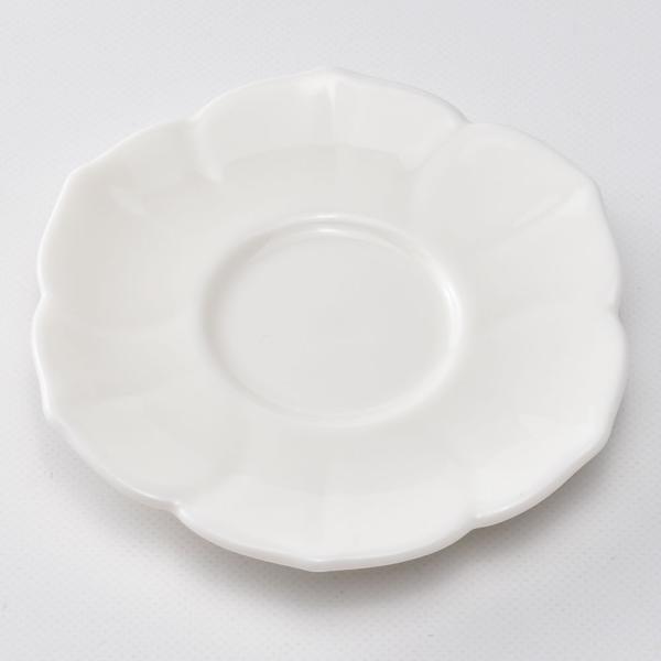 蓮の花の形をイメージした磁器の茶托。