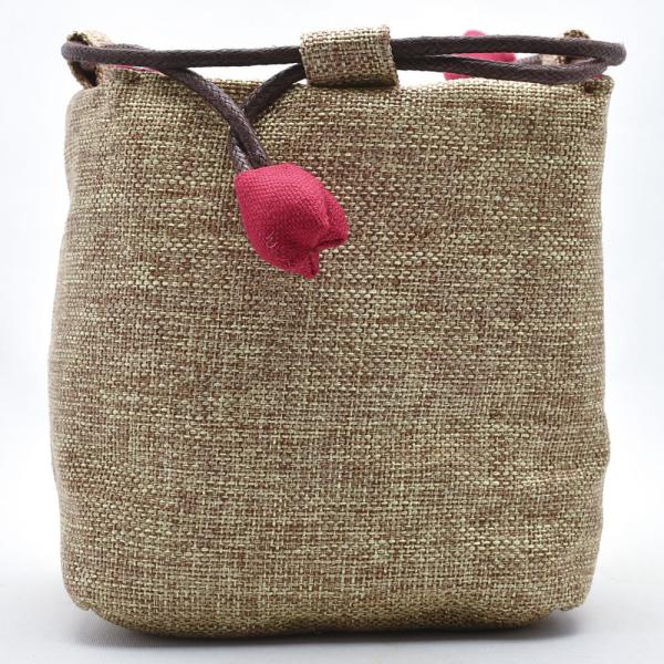 茶器の持ち運びや保管に便利な布袋です。茶壺1杯4が入ります。