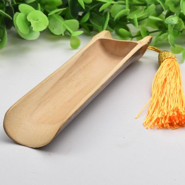 茶葉をすくうための茶道具、ひもの飾り付き。