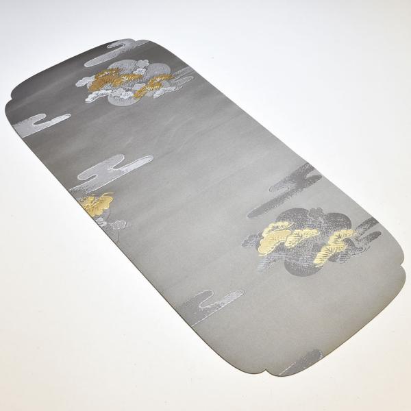 伝統的な雲と松の図案。光沢のある生地で高級感のある茶席です。