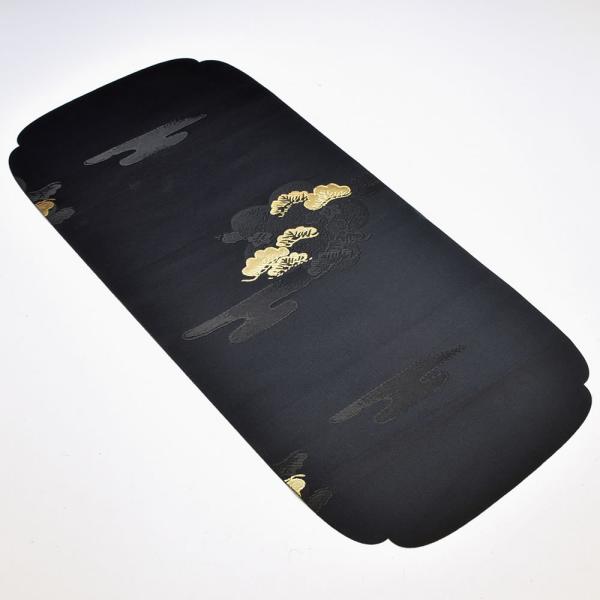 伝統的な雲と松の図案。光沢のある生地で高級感のある茶席です。