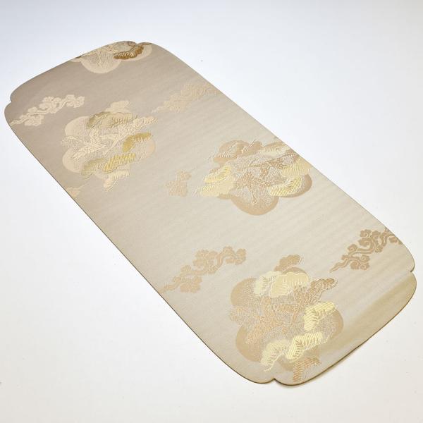 伝統的な雲と松の図案。光沢のある生地で高級感のある茶席です。