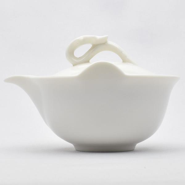 蓋碗と茶壺のあいのこのような手抓壺。ステンレス茶漉し付。