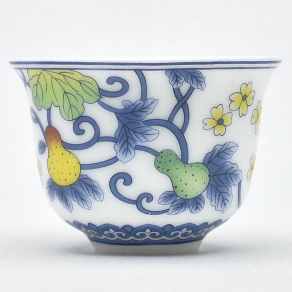 蔓と瓢箪と蝶の描かれた縁起の良い品茗杯です。