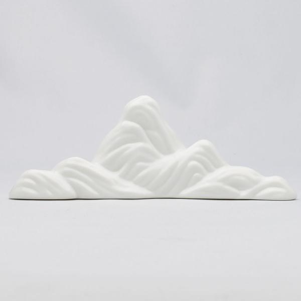 養壺筆や茶挟などの道具を置くための山に見立てた白磁の擱架です。