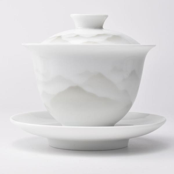 柔らかい曲線で品の良い蓋碗。薄墨で描いたような山々。