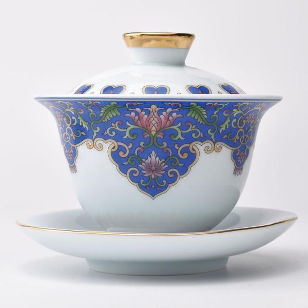 青みがかった下地に琺瑯彩のような立体感ある華やかな図案。