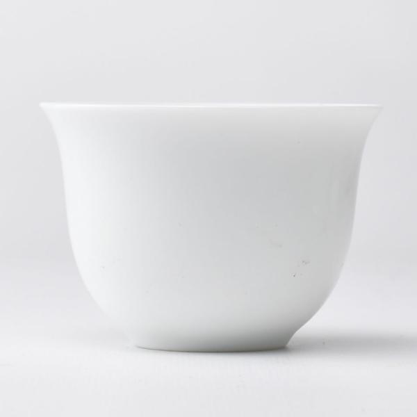 柔らかい曲線で高台が低く重心の低い落ち着いた小杯。
