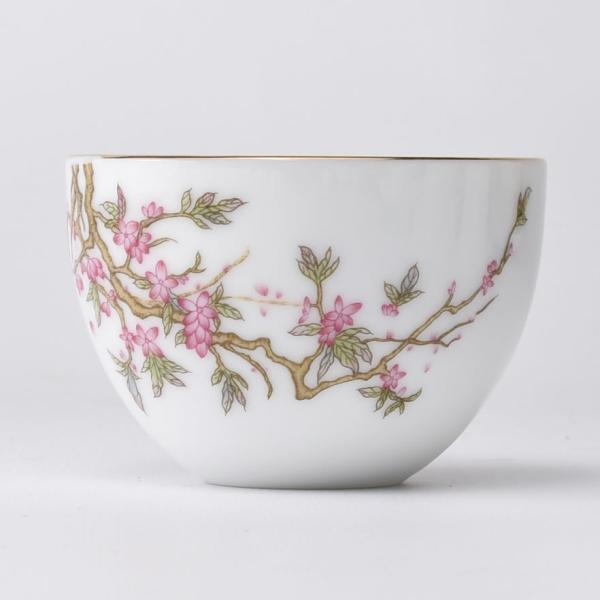 立体感のある桃花の伝統的な図案、金の縁取りの杯です。