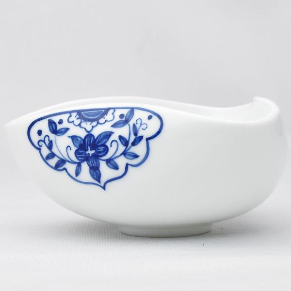 茶壺に入れる前に茶葉を見ていただく茶荷。所作も優雅に。