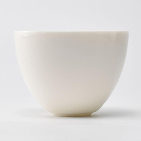 高すぎず低すぎず、自然な丸みの品茗杯です。