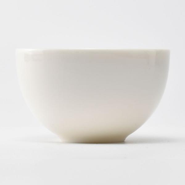 横から見ると高台部分が小さいのが特徴的な品茗杯です。