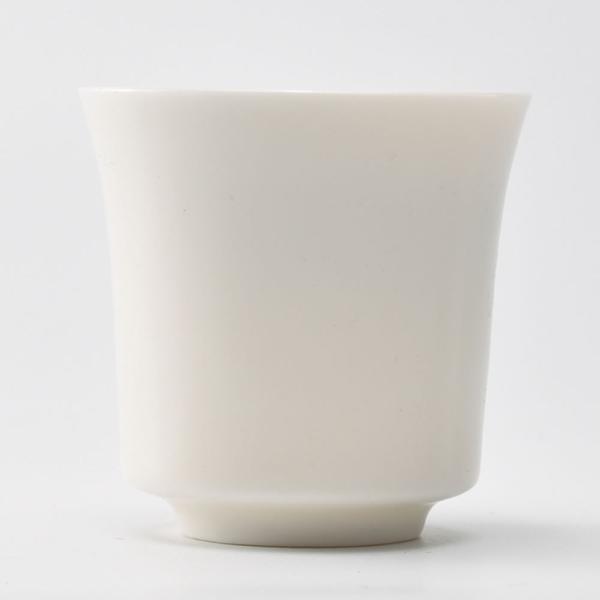 反り返った側面が特徴的な背の高い品茗杯です。