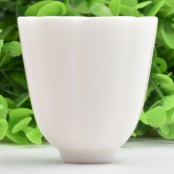 背が高く花びらのような形をした茶杯です。