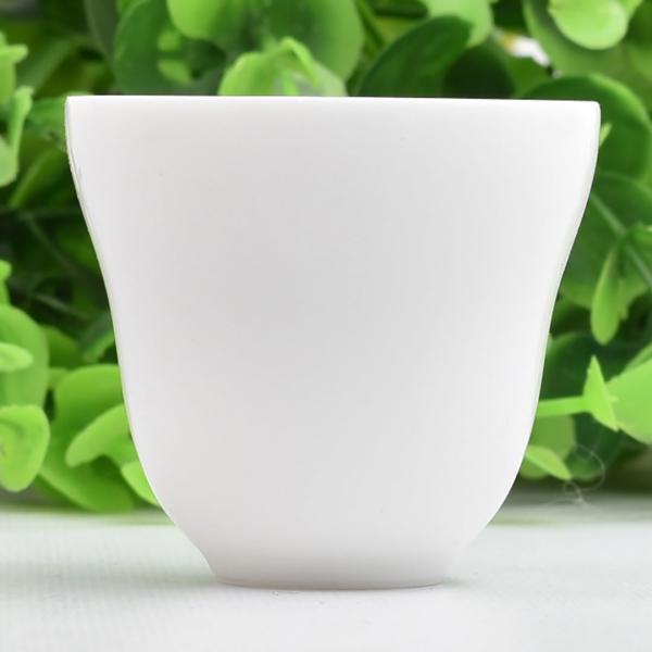 二段になった曲線、小さく可愛らしい小杯です。