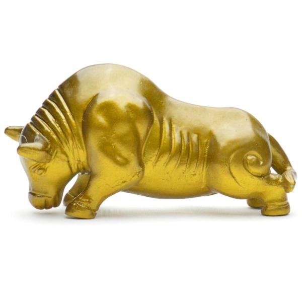 お湯をかけると色が変わる樹脂製の茶寵。力強い金色の牛。