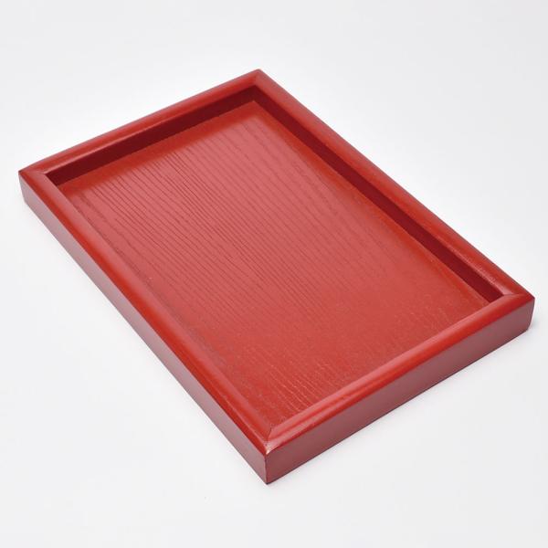 印象的な真っ赤なお盆、茶壺と杯を置くくらいの小ぶりなサイズ。