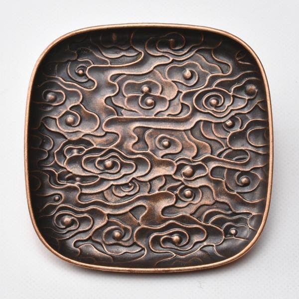 祥雲の図案、やわらかい四角の銅合金の茶托です。