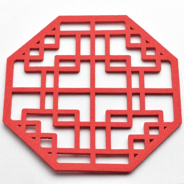 フェルトを伝統模様で型抜きしたコースター。茶壺や杯の敷物。