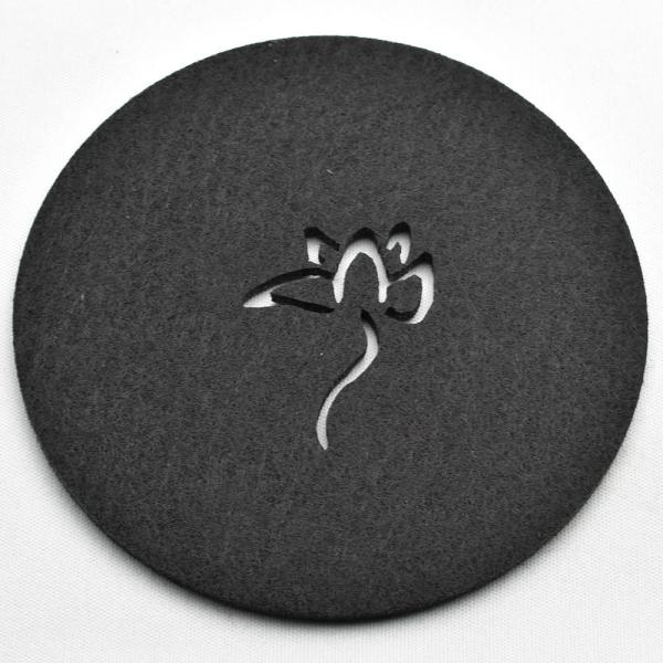 フェルトを蓮の花の図案で型抜きした壺や杯の敷物。
