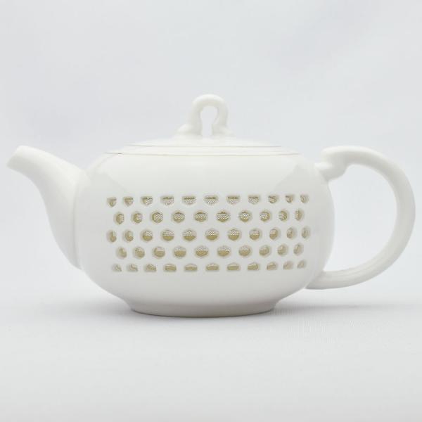 シンプルな金色の線が装飾となった玲瓏磁器の茶壺です。