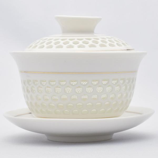 シンプルな金色の線の玲瓏蓋碗。蜂の巣状の穴から中が透けて見えます。