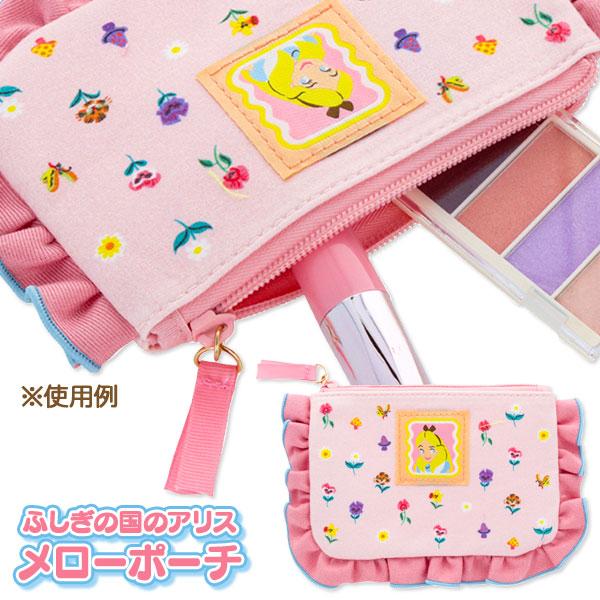【商品詳細】「ふしぎの国のアリス」の世界観を表現した、キュートなメローポーチです♪ポーチのまわりをぐるりと囲むフリルは、ふわっと立体的で存在感たっぷり！小物やコスメ、リップや鏡などをまとめるのにもぴったり☆【商品サイズ】約19×12.5×1...
