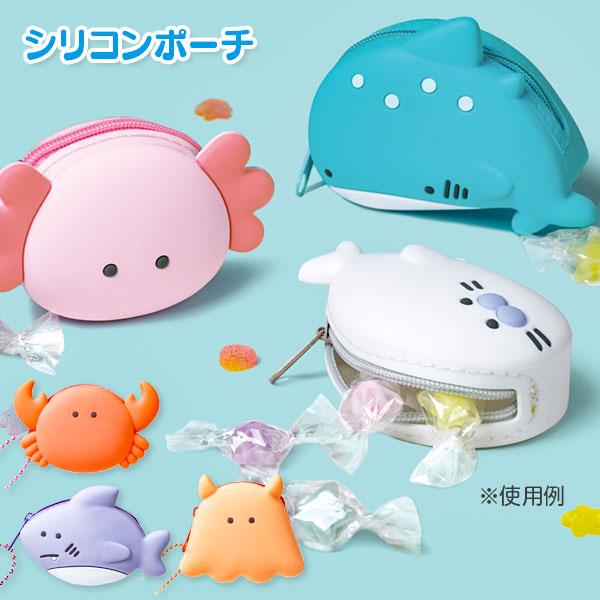 【商品詳細】「つぶらな瞳の水族館」シリーズのシリコンポーチです。やわらかいシリコン素材でできており、ちょっとした小物入れにぴったり。ボールチェーン付きで持ち運びにも便利です。【商品サイズ】約6.5×6×2.3cm(めんだこ) ※サイズは商品...