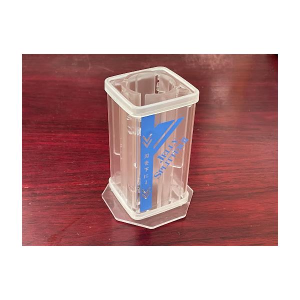 ◆１６ｇ（カップサイズ径４０ｍｍ）の昆虫ゼリー用カッターです。◆メーカー従来品に比べガタつきが減り、ピンが折れにくく改良されました。◆中が見やすいスケルトンデザインに一新され、バラバラになるので手入れも楽になりました。◆刃の交換も簡単で、角...