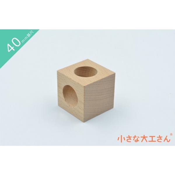 ＼　商品説明　／40mm基尺の積み木に合わせたレールパーツです。直角のカーブが付いているので、従来のくぐりよりもビー玉に勢いをつけて遊ぶことができます。 組み合わせ次第で遊び方は無限大！いろんな遊び方を考えてみてくださいね！１個からご注文い...